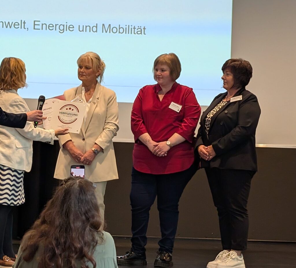 Das DSK-Team aus Eisenberg nimmt die Auszeichnung mit dem dritten Stern entgegen.